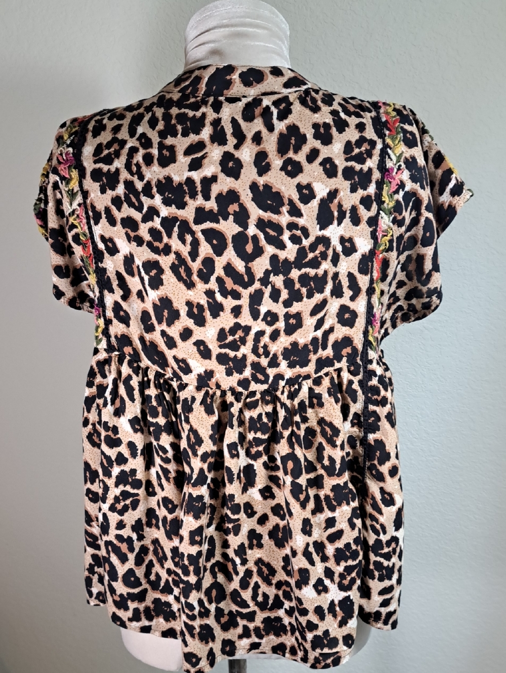 THML Women’s Top Medium Boho Style Animal Print Embroidery V-Neck Flowy Blouse - Picture 5 of 11